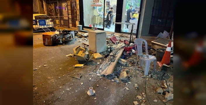 Fatih'te kader anı: Çatıdan kopan betonlar saniyelerle kurtardı