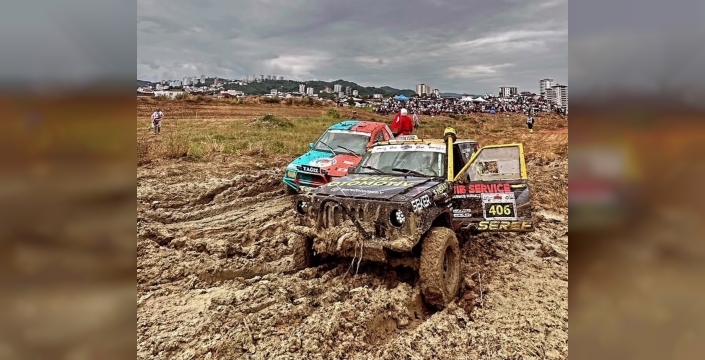 Fatsa'nın çamurlu yollarında off-road tutkunları nefes kesti!