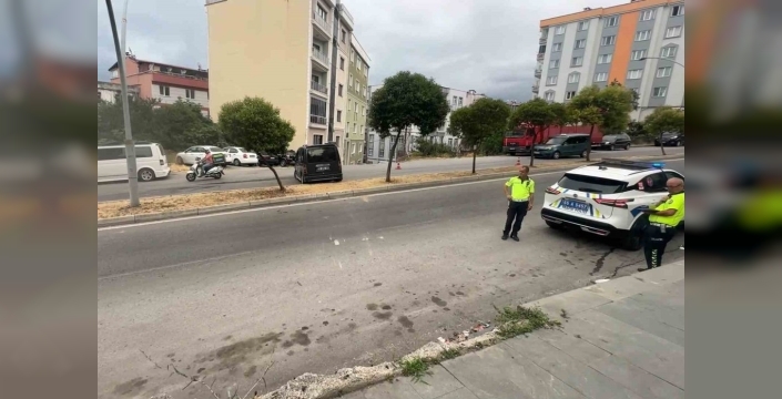 Freni boşalan hafif ticari araç 2 metreden yola düştü