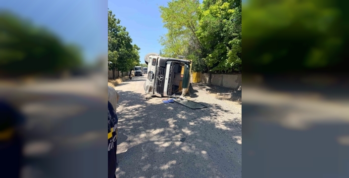 Freni boşalan tırı yan yatırarak kahramanlık gösterdi, burnu kırıldı