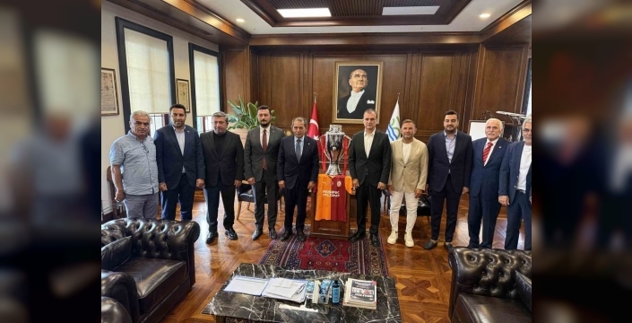 Galatasaray bayrağı Şampiyonlar Anıtı'nda dalgalanıyor: Özbek ve Buruk gururla göndere çekti