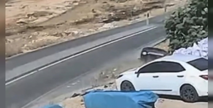 Gaziantep'te kontrolden çıkan araç menfeze uçtu, kaza anı kamerada kaydedildi