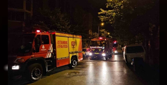 Gaziosmanpaşa'da şok eden kaza: Kaygan otomobil doğalgaz kutusuna çarptı, bina boşaltıldı!