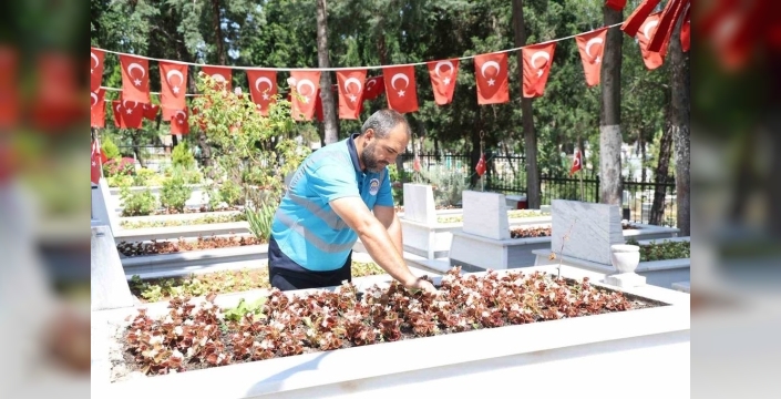 Gebze'de mezarlıklar ve şehitlikler pırıl pırıl: Belediye ekipleri iş başında