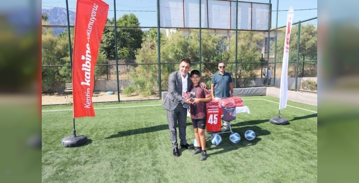 Genç yetenekler Şehzadeler'de top koşturuyor, Başkan Budak'tan öğrencilere destek