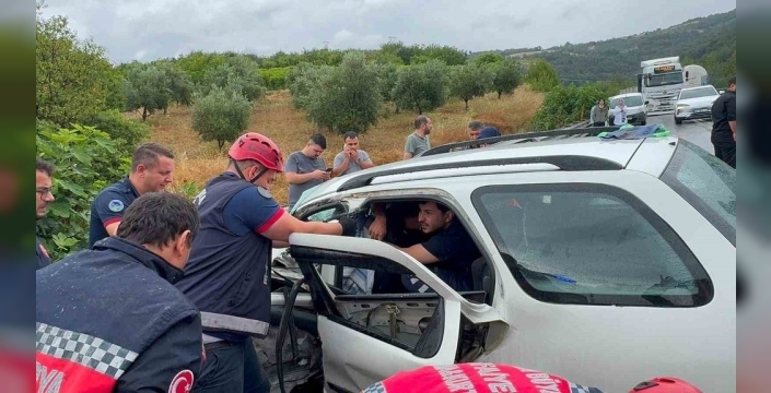 Geyve'de kan donduran kaza: Tıra arkadan çarpan otomobil can aldı, 2 kişi yaralı