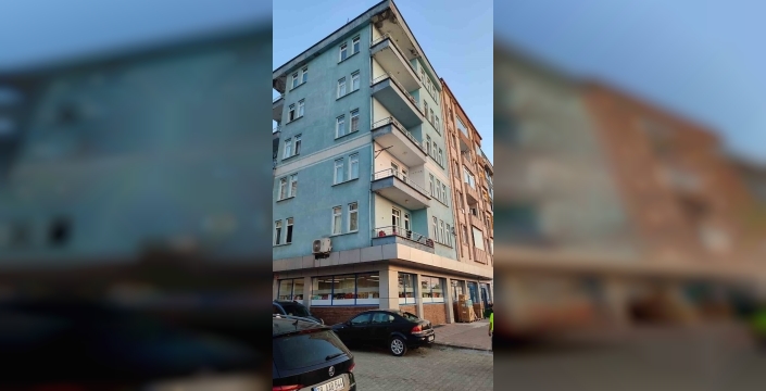 Giresun'da apartman balkonundan kopan beton parçası otomobile düştü