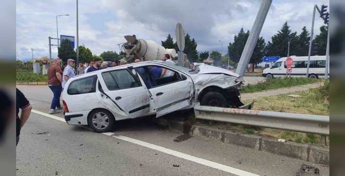 Giresun'da korkunç kaza: Kavşakta çarpışan otomobillerde 1'i çocuk 5 yaralı