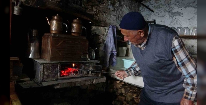 Giresun'daki 70 yıllık kahvehane, zamana karşı direnişini sürdürüyor