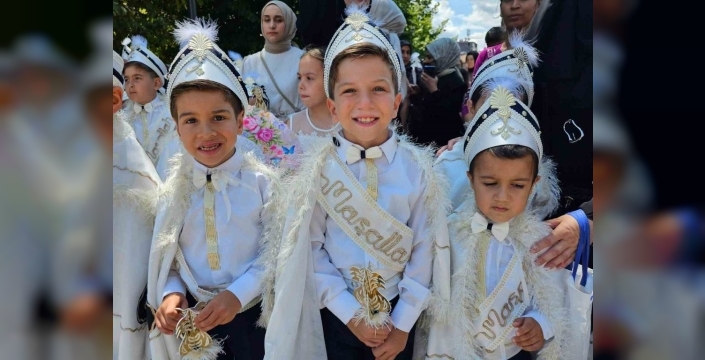 Gölcük'te 104 minik yürek erkekliğe ilk adımı attı, şölen havası esti