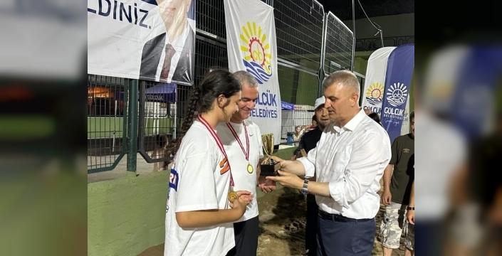 Gölcük'te 304 minik sporcunun plaj voleybolu coşkusu