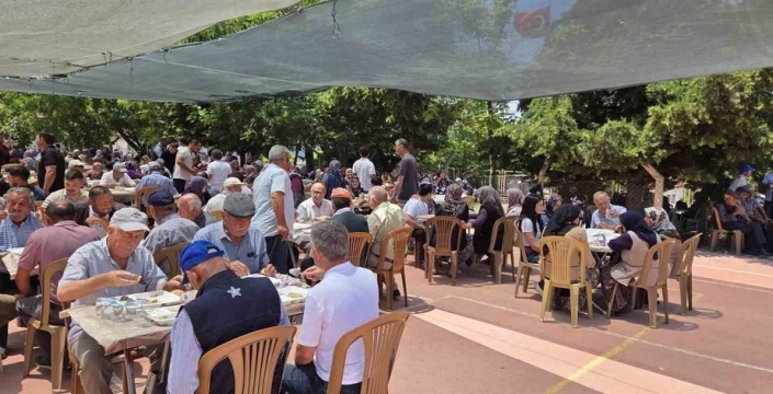 Gördes Beğel'de bayram havası: Binlerce kişi yöresel lezzetler için toplandı