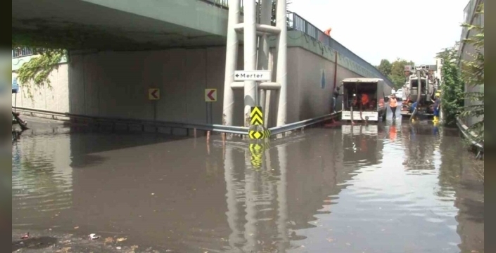 Güngören'de sağanak felç etti: Alt geçit göle döndü, trafik durdu!