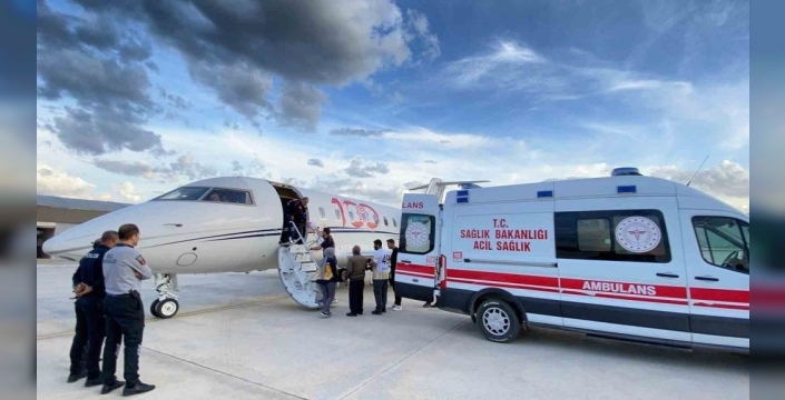 Hacda rahatsızlanan vatandaş, ambulans uçakla Türkiye'ye getirildi