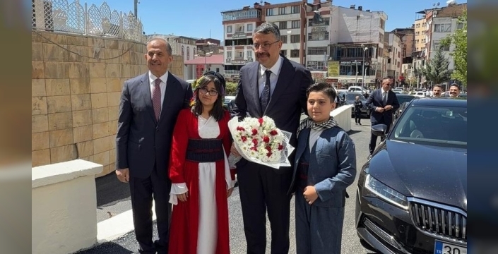 Hakkari''de Bakan Yardımcısı Ali Çelik''e Coşkulu Karşılama: Esnaf ve Vatandaşlar İlgiyle Yaklaştı