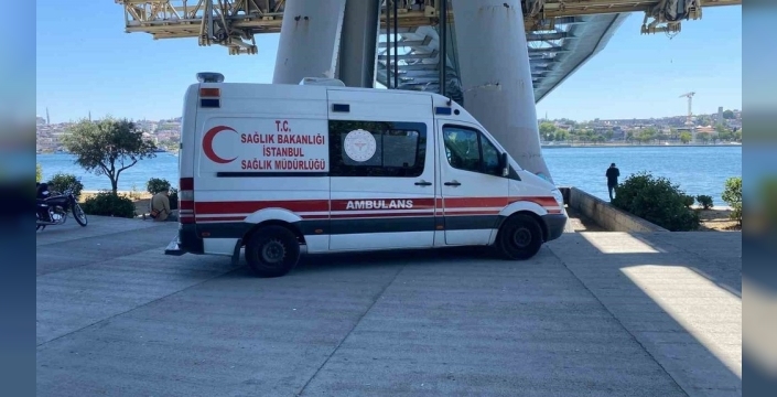 Haliç'te şok anlar: Tur teknesi köprüye vurdu, personel denize düştü!