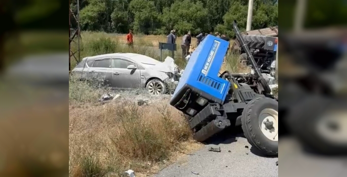 Hasköy'de yürekler ağza geldi: Traktör ve otomobil çarpıştı, 3 kişi yaralandı