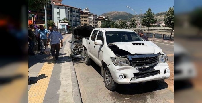 Hastane yolunda kontrolden çıkan otomobil park halindeki araçlara daldı, sürücü yaralandı