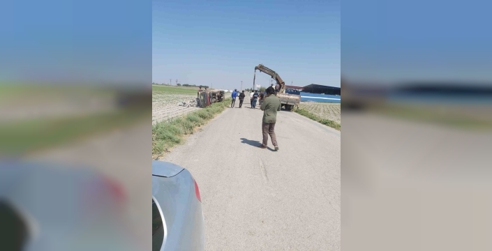 Hatay'da briket yüklü kamyon tarlaya uçtu, sürücü yaralandı