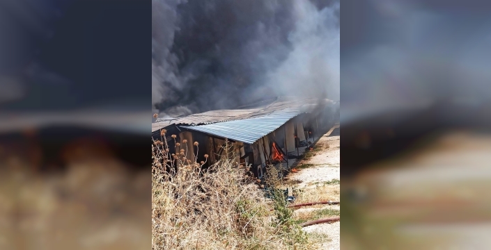 Hatay'da işçilerin konteyner yatakhane yangınla kullanılamaz hale geldi
