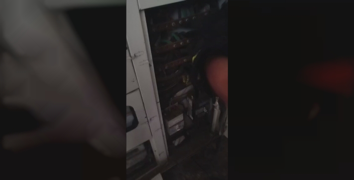 Hatay'da karayılan, apartmanı elektriksiz bıraktı