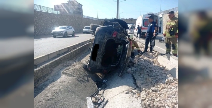 Hatay'da otomobil refüje çarptı: 3 yaralı, 1'i ağır