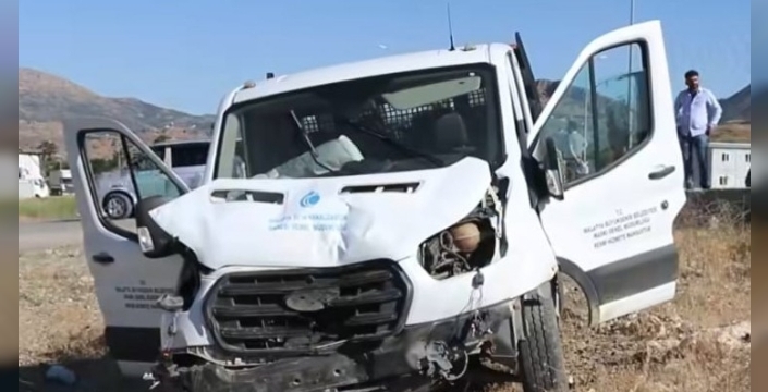 Hekimhan'da yürekleri ağza getiren kaza: 3 yaralı yolda kaldı