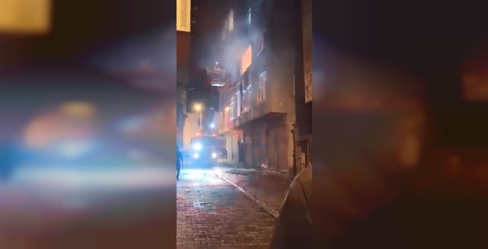 Hopa'da gece yarısı evi saran alevler söndürüldü: Can kaybı yok, hasar büyük