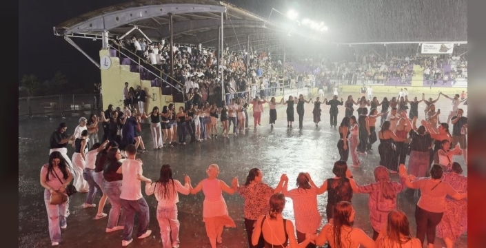 Hopa'da konserin tadı yağmurda çıkar: Horonlar devam etti