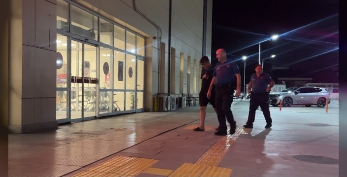 Husumetini cam kırarak gösterdi, sonra polise teslim oldu
