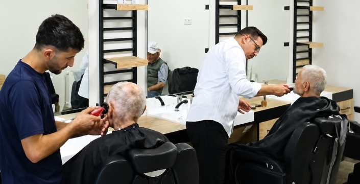 Huzurevi yaşlılarına kişisel bakım hizmeti