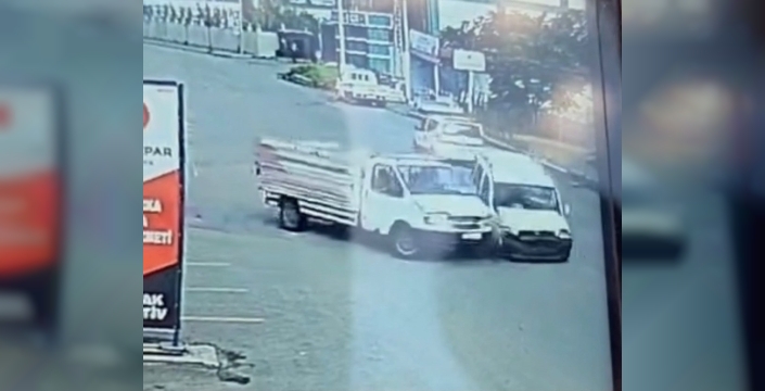 Iğdır'da kamyonet ve hafif ticari araç çarpıştı, kazanın anı kamerada
