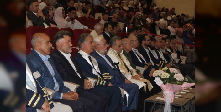 İlahiyat Fakültesi'nden 242 mezun, geleceğe umutla bakıyor
