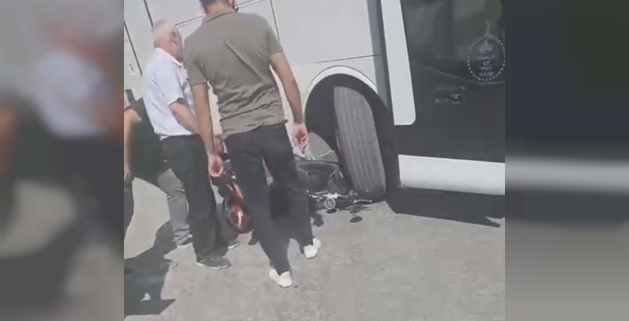 İşçi servisiyle feci kaza: Motosikletli genç sıkıştı