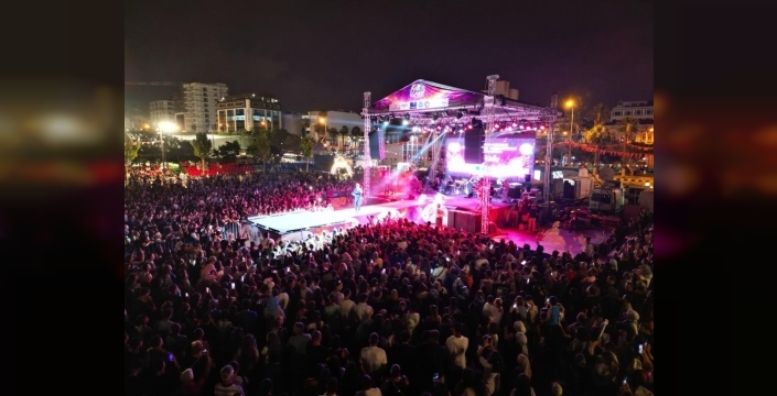 İskenderun'da kurtuluş coşkusu Uğur Aslan konseriyle zirveye ulaştı