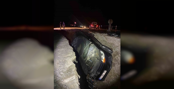 Isparta'da çukura devrilen otomobilin sürücüsü yaralandı