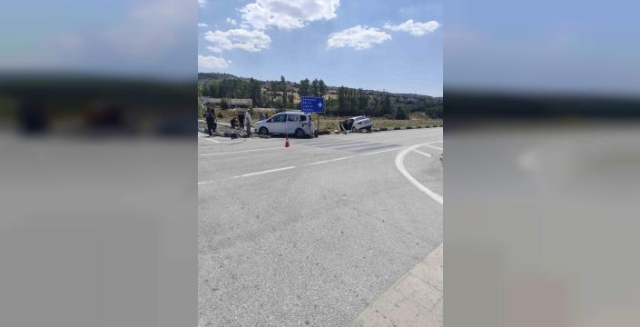 Isparta'da yürekler ağza geldi: Kavşakta feci kaza ucuz atlatıldı
