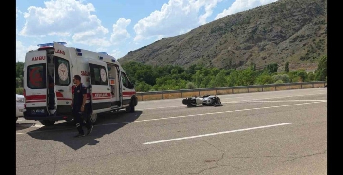 İspir'de motosiklet devrildi, sürücü hafif yaralı kurtuldu