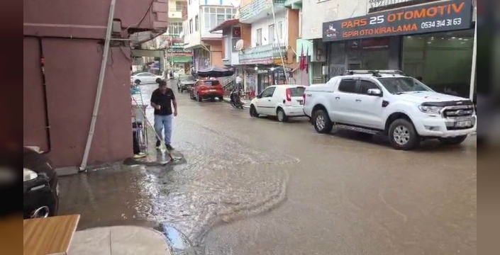 İspir'de sağanak kabusu: İş yerleri sular altında kaldı, esnaf çaresiz