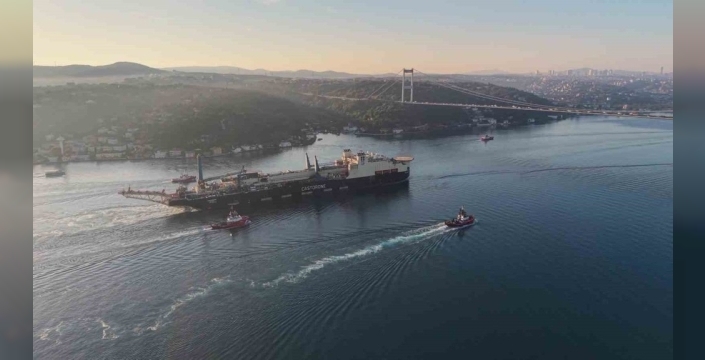 İstanbul Boğazı'nda dev gemi 'Castorone' geçişi: Trafik durdu, nefesler tutuldu