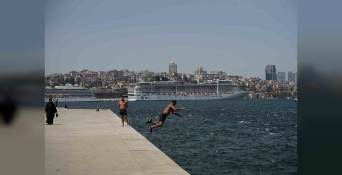 İstanbul'da bunaltan sıcaklar deniz ve gölgede serinleme arayışını artırdı