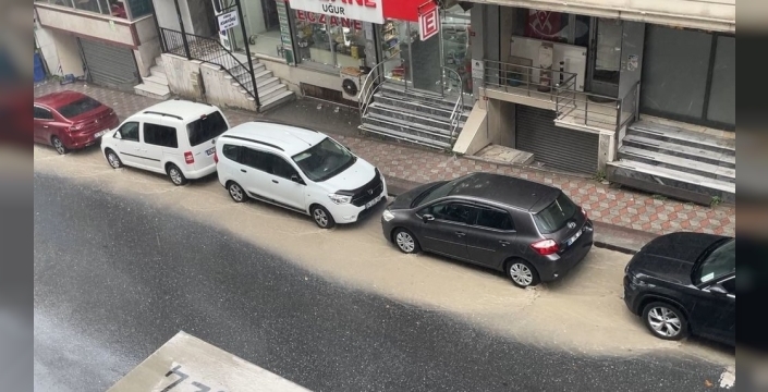 İstanbul'da sağanak yağış hayatı olumsuz etkiledi: Su birikintileri yolları kapladı
