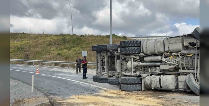 İstanbul Havalimanı sapağında korkunç kaza: Hafriyat kamyonu devrildi, yakıt sızdı