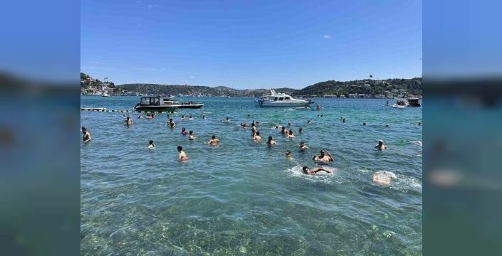 İstanbul kavruluyor: Bebek sahili, sıcaklardan kaçanların akınına uğradı