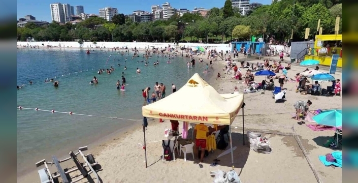 İstanbul kavruluyor: Sahiller doldu, Caddebostan'da 'serinlik' yarışı havadan görüntülendi