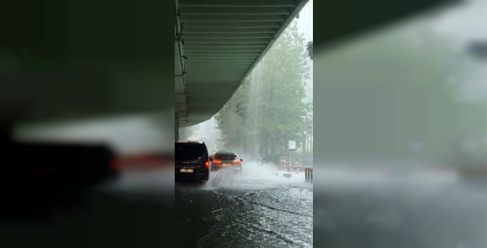 İstanbul'u vuran sağanak rögarları patlattı, şehir göle döndü!