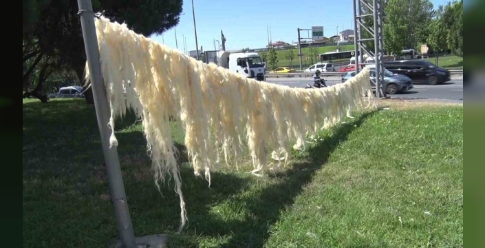 İstanbul'un merkezinde Anadolu kültürü: Yünler yol kenarında kurutuluyor