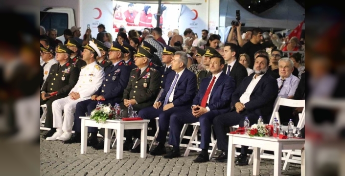 İzmir'de 15 Temmuz ruhu: Binlerce yürek tek bayrak altında toplandı