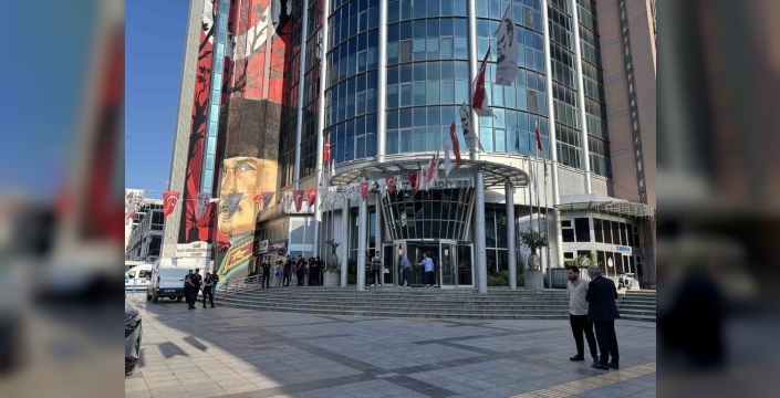İzmit Belediyesi'nde yolsuzluk soruşturmasında başkan ve 30 şüpheli ifade veriyor
