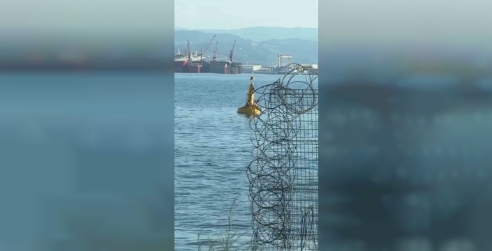 İzmit Körfezi'nde tehlikeli anlar: 3 kişi deniz fenerine çıkarak kurtarılmayı bekledi
